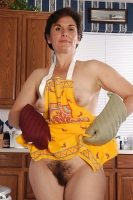 Mature hairy Leslie