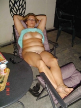 HELENE NUE SUR LA TERRASSE
