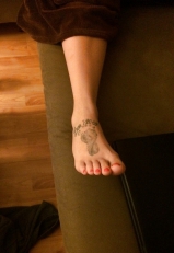 My gf\'s feet and ass please comment!