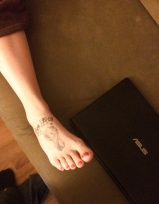 My gf\'s feet and ass please comment!