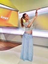 Annemarie Warnkross Carpendale - Sexy belly pictures