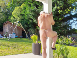 Je fait la folle en string dans le jardin