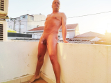 Toujours nu au balcon pendant mes vacances