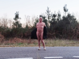 nat092 nu sous le manteau
