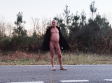 nat092 nu sous le manteau