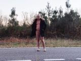 nat092 nu sous le manteau