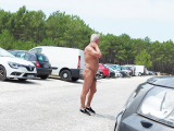 balade nu sur un parking