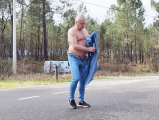 je me mets nu sur la route