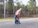 je me mets nu sur la route