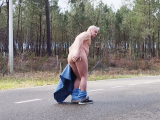 je me mets nu sur la route