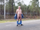 je me mets nu sur la route