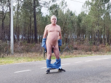 je me mets nu sur la route