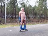 je me mets nu sur la route