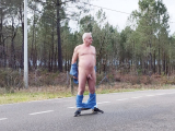 je me mets nu sur la route