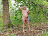 je me mets nu dans les bois