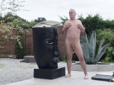 Je suis nu dans le jardin