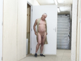 je suis nu dans la cave