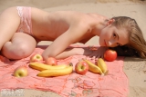 Teen shows her body