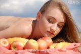 Teen shows her body