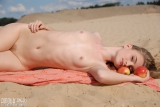 Teen shows her body