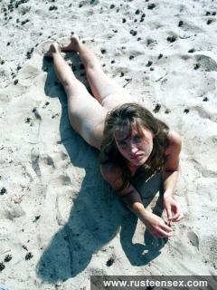 Beach teenslut - N