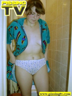 Younger sister pissing - N