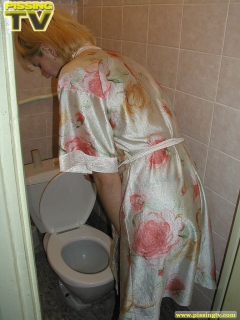 Teen blonde pees in the toilet - N