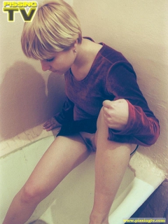 Blonde pissing in the bath - N