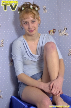 Teen blonde pissing in blue room - N