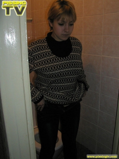 Amateur blonde toilet pissing - N