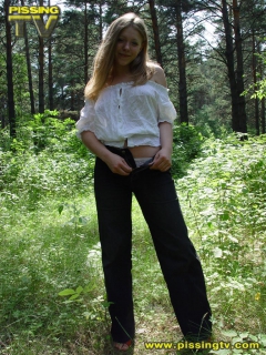 Blonde pissing in the grass - N