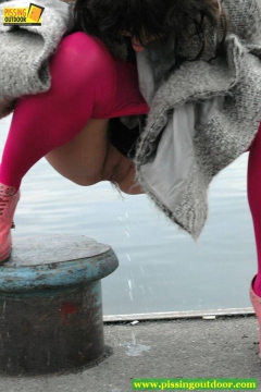 Dock pissing - N