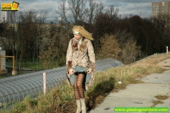 Blonde pissing - N