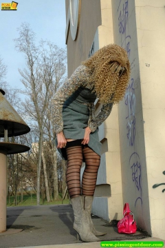 Pissing chick - N
