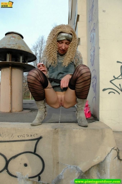 Pissing chick - N