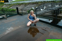 Blonde pees - N