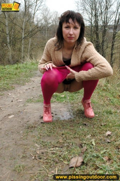 Mom pisses outdoor on the road - N