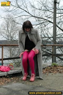 Outdoor pissing in abandoned park - N