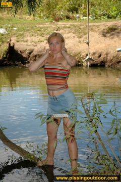 Teen blonde pissing in the lake - N