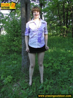 Summer outdoor pissing fun behind the tree - N