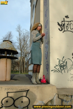 MILF blonde pissing outdoot on the painted pedestal - N