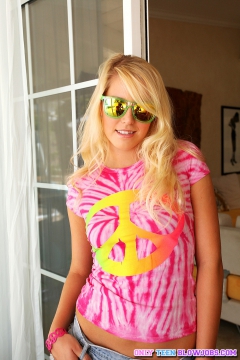 Blonde teen gives blowjob - N