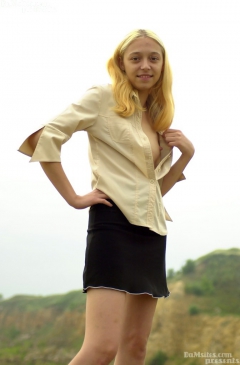 Vika unbuttoned her Jacket - N