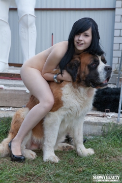 Sexy brunette babe - N