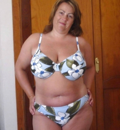 Busty mature amatuer posing in bikini - N