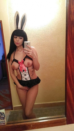 Claudia Winkleman lookalike takes naked selfies - N