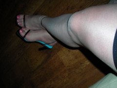 Sexy legs n perrty toes mostly toes - N
