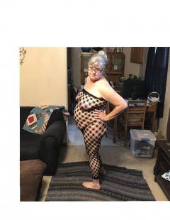 Chubby Kim posing in new outfit. - N