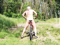 j aime les promenades nu en velo - N