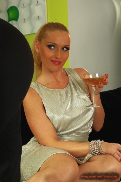 The beautiful blonde bombshell - N